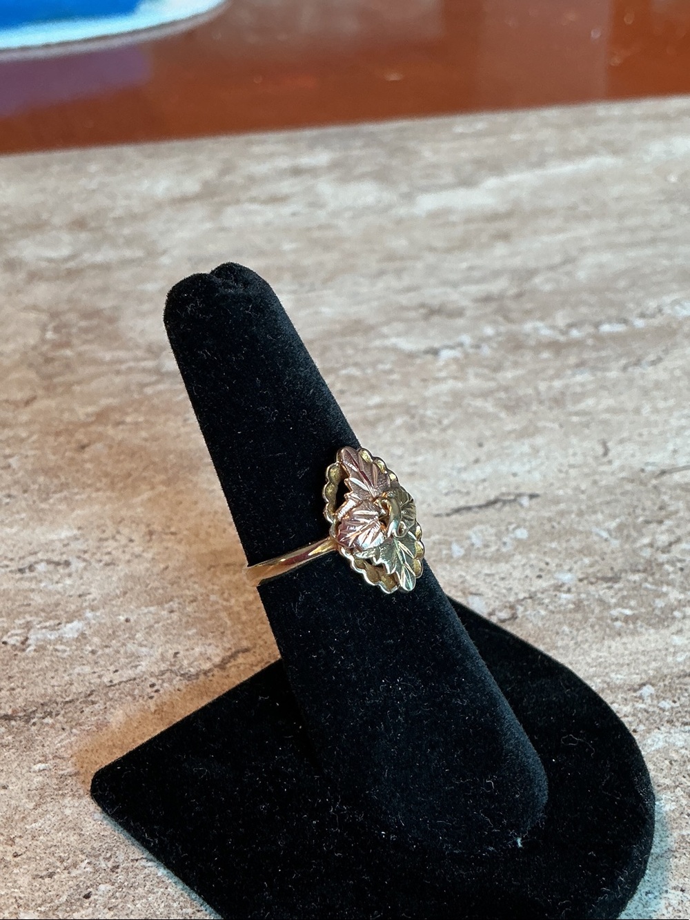 Vintage 10k Tri-Tone black hills gold leaf motif statement ring - Picture 2 of 3